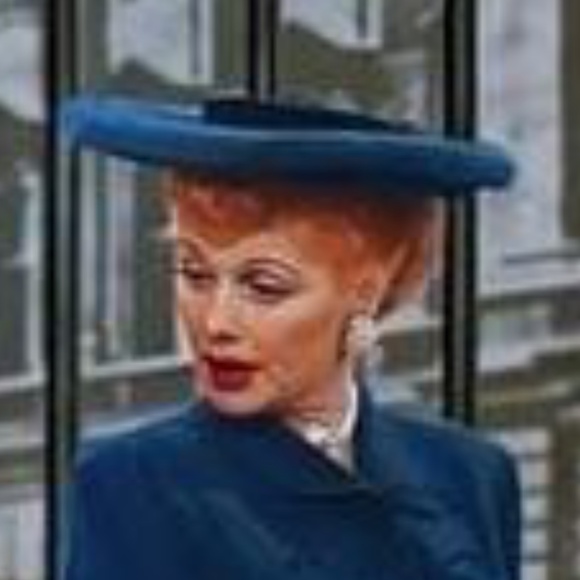 SPLENDID 1950s\' NAVY STRAW CART WEHEEL HAT WITH GROSGRAIN BAND
